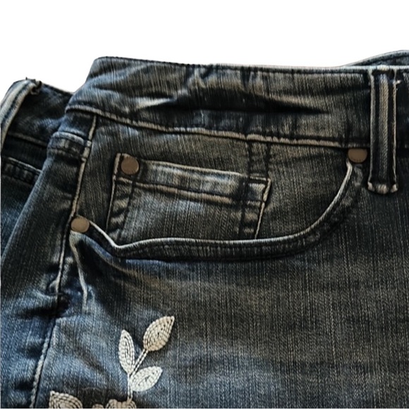 Torrid Blue Jean Cut Offs white rose embroidery zipper closure pockets NWT 26 - Picture 7 of 9